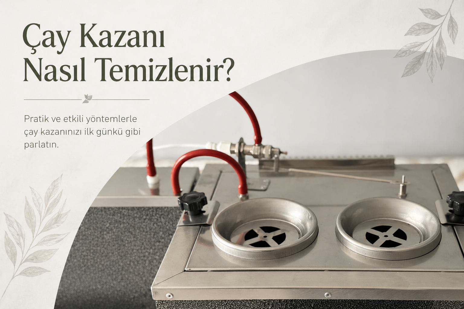 Paslanmaz çelikten yapılmış büyük bir çay kazanının iç kısmının sarı eldivenli bir el ve sünger yardımıyla temizlendiği bir an. Tezgahın üzerinde sökülmüş musluk parçaları, temizleme fırçası, sabunlu su dolu kaseler ve kireç çözücü olduğu tahmin edilen malzemeler düzenli bir şekilde yer alıyor.