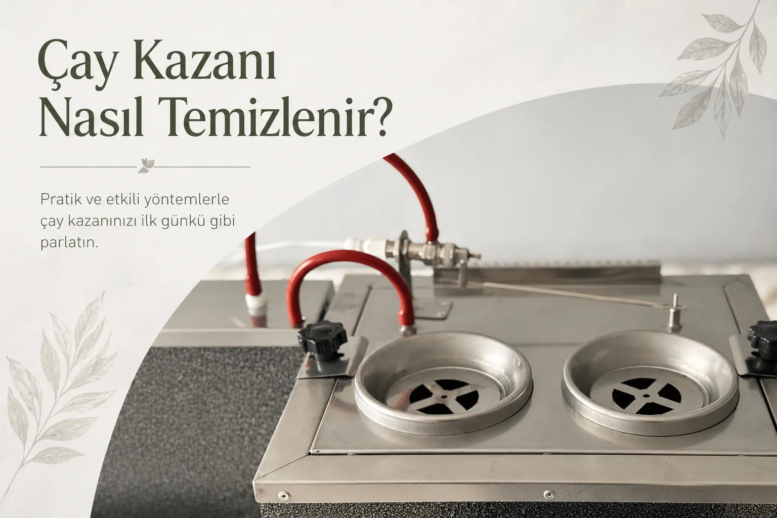 Paslanmaz çelikten yapılmış büyük bir çay kazanının iç kısmının sarı eldivenli bir el ve sünger yardımıyla temizlendiği bir an. Tezgahın üzerinde sökülmüş musluk parçaları, temizleme fırçası, sabunlu su dolu kaseler ve kireç çözücü olduğu tahmin edilen malzemeler düzenli bir şekilde yer alıyor.